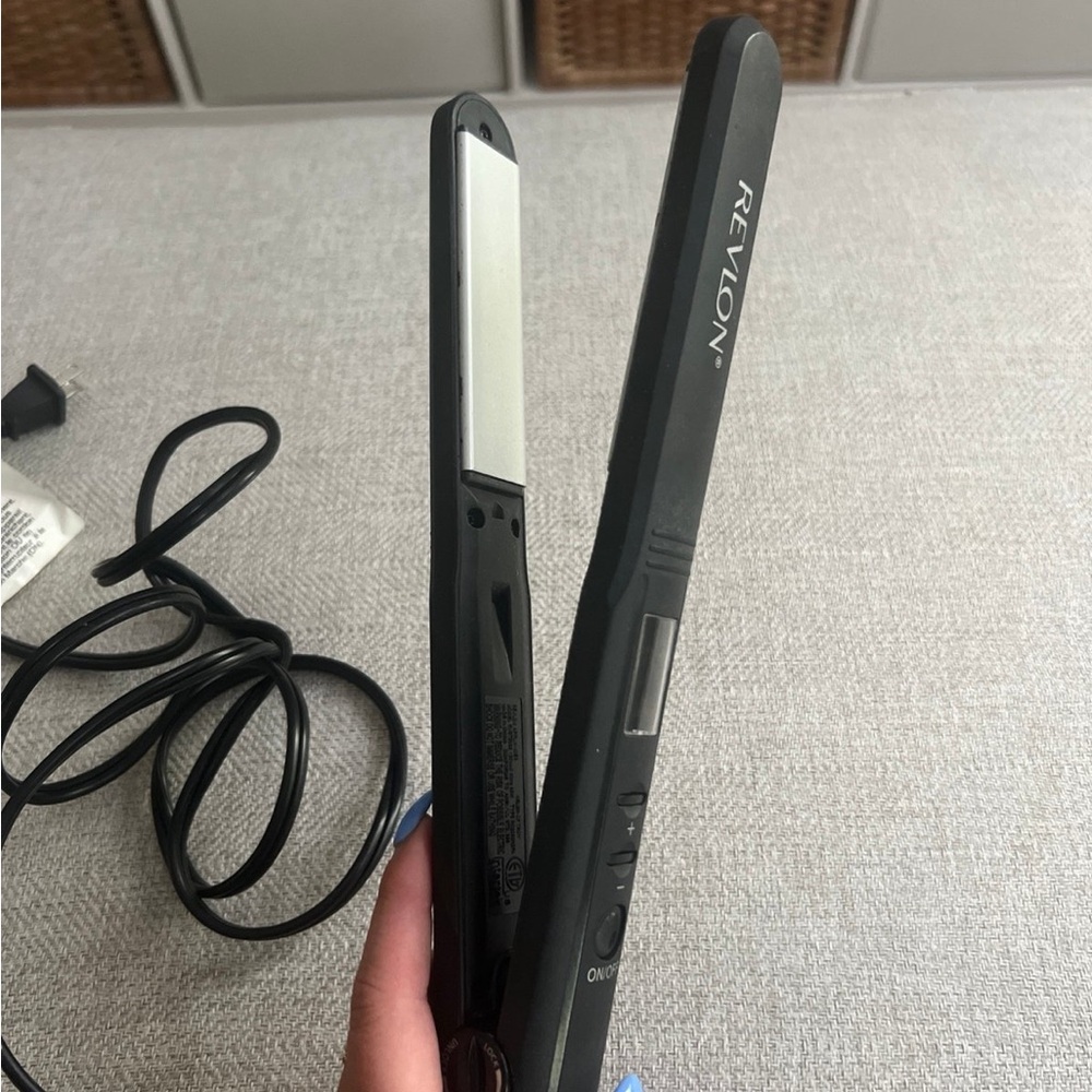 Revlon straightner - Picture 2 of 2